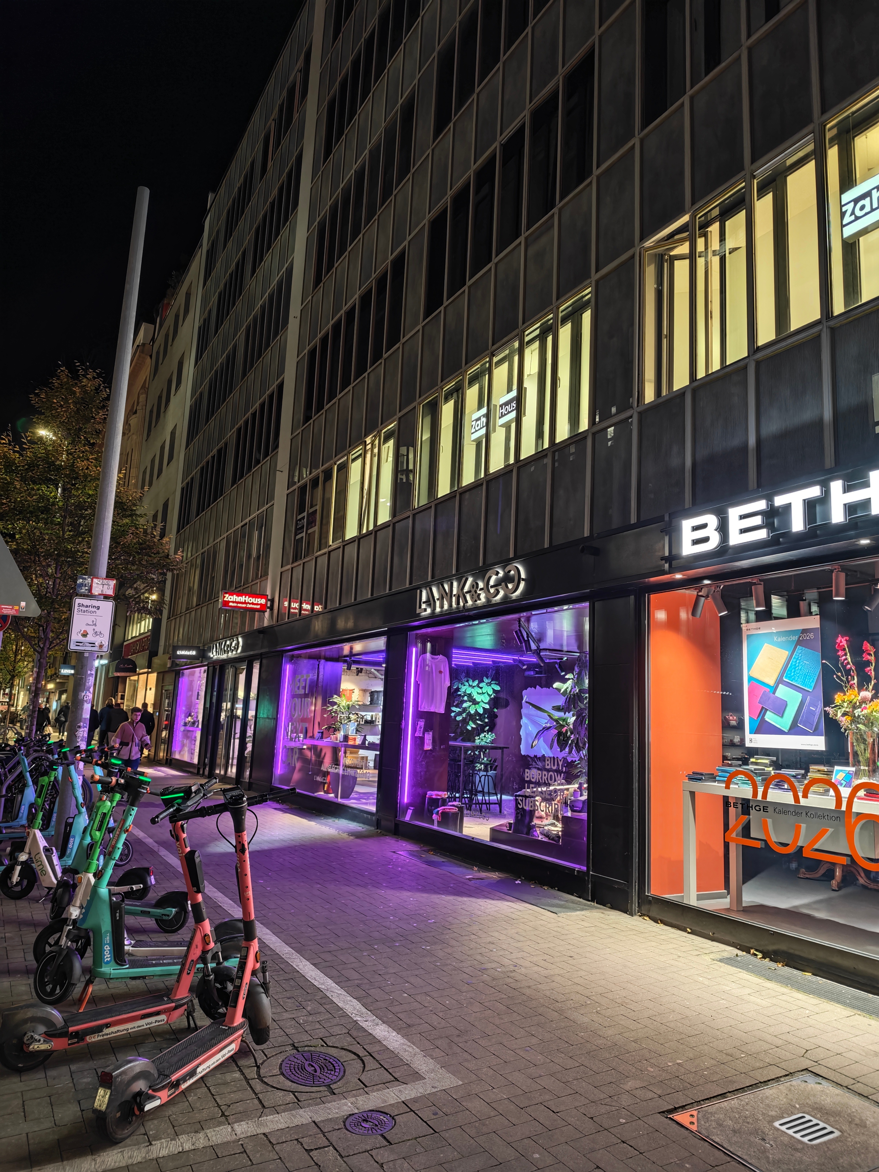 杜塞居然还有领克的门店，惊喜进店。森哥跟店里小哥相谈甚欢，最后我们仨一人白嫖了一