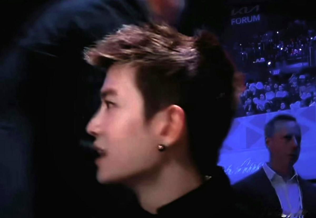 任嘉伦在新一期综艺现场摘下耳机那一刻,原本支棱的发顶秒变塌蘑菇,官方生图没修没删