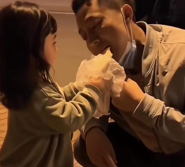 为什么现在越来越多的人想要个生个女儿呢？
因为10岁以前的女儿就是所有男人心目中