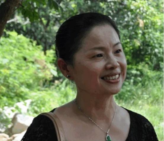 2002年，中国姑娘许世吟娥为了完成祖母的心愿，搭上了前往斯里兰卡的飞机。飞机刚