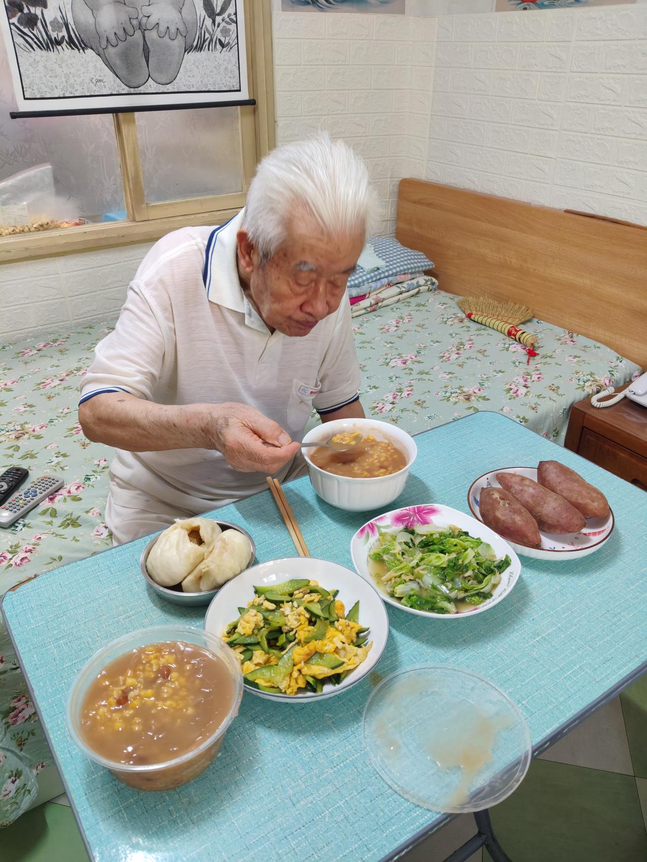 多子女家庭赡养老人，相对轻松一点。昨天一大早，大姐就在家庭群里发消息，说照顾老爸
