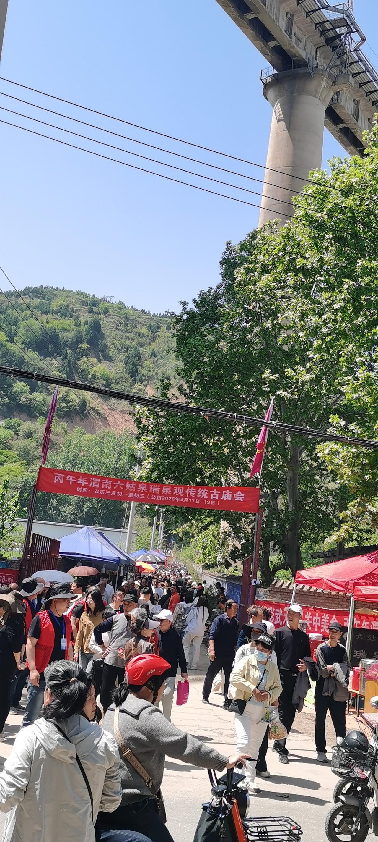 现在的庙会还是以传统做生意为主，一路两旁全被卖家占领，当地美食必不可少。