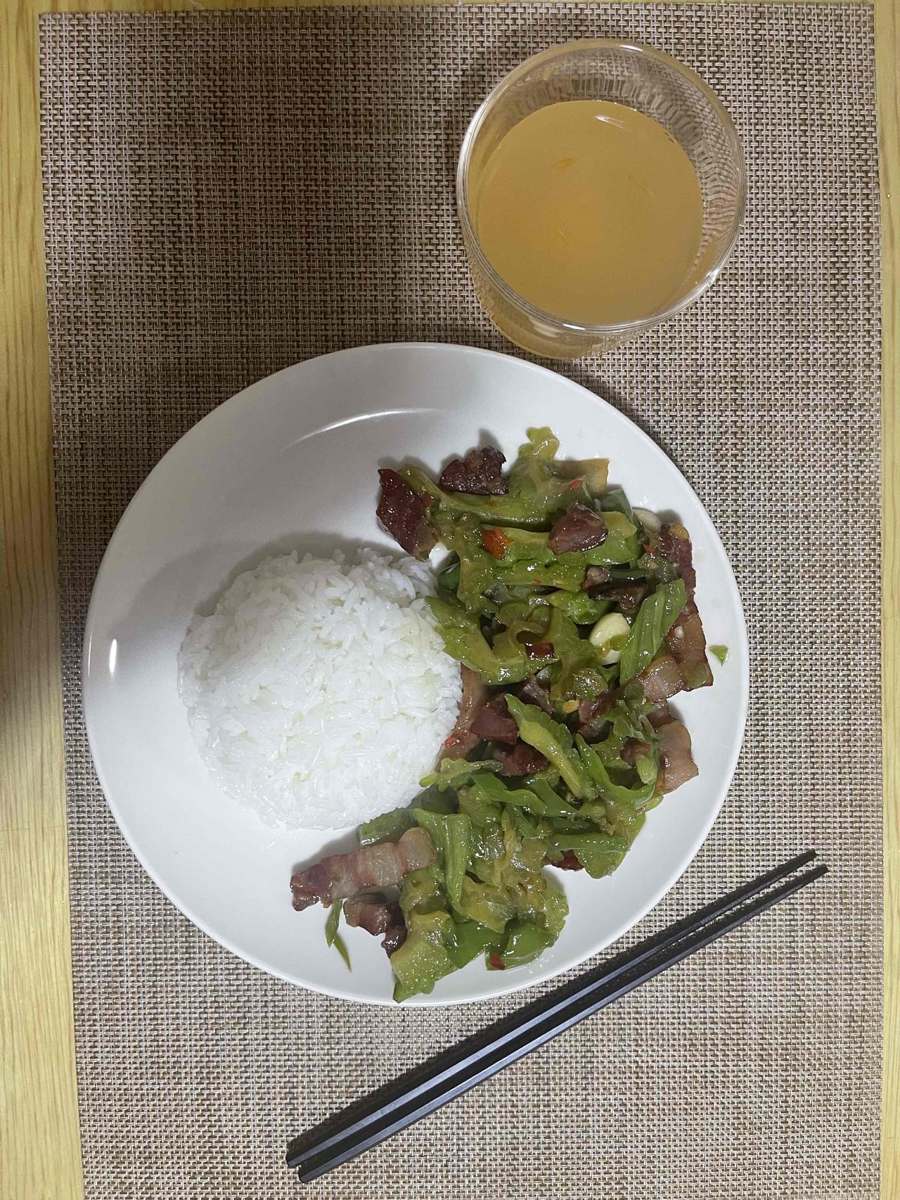 最近天天亏钱，今天又亏了8000块。
哎，吃个简单的盖饭吧。 都跌成这样了 炒股