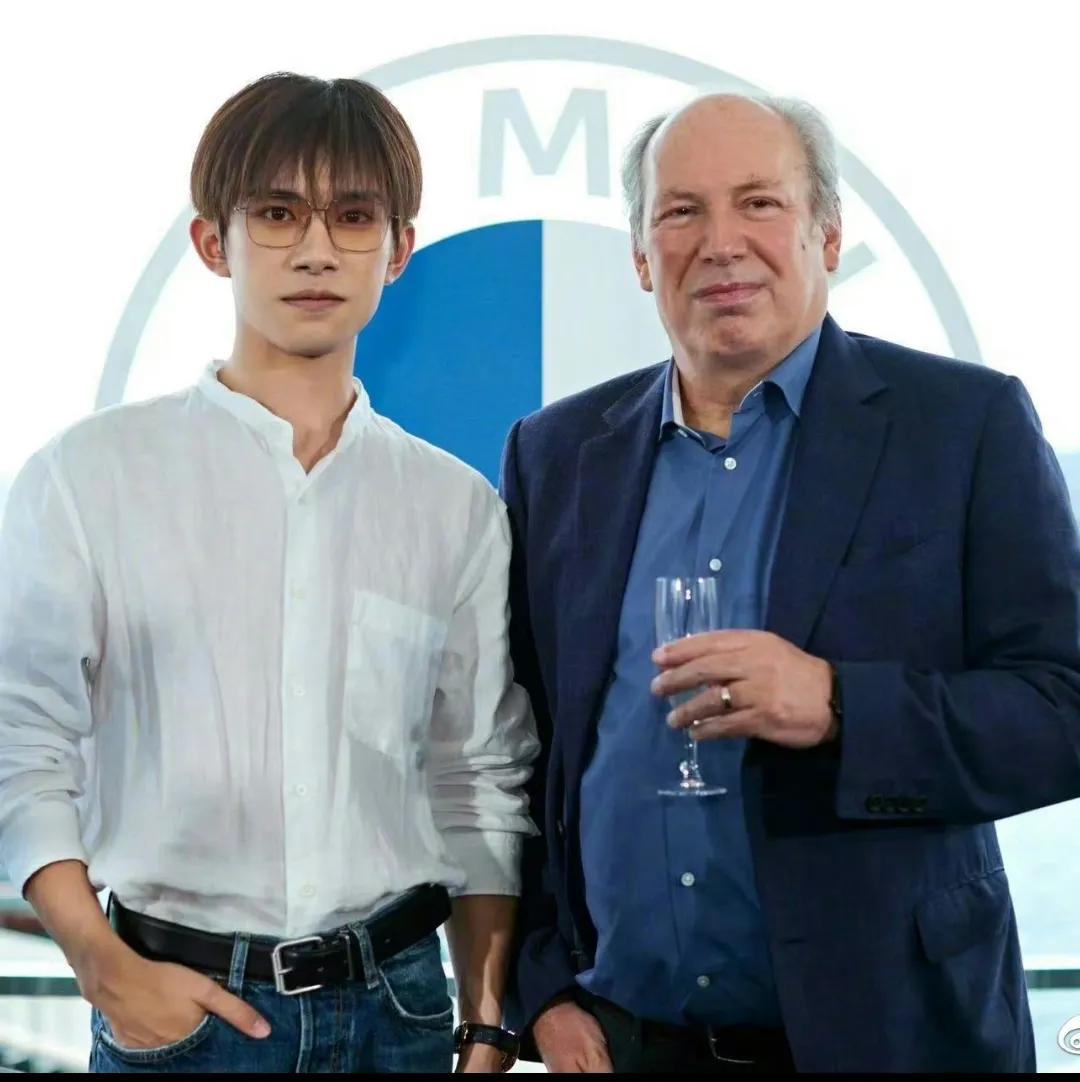 易烊千玺与好莱坞著名配乐大师的合影曝光，四字的资源是真的好啊，之前“小镇做题家”
