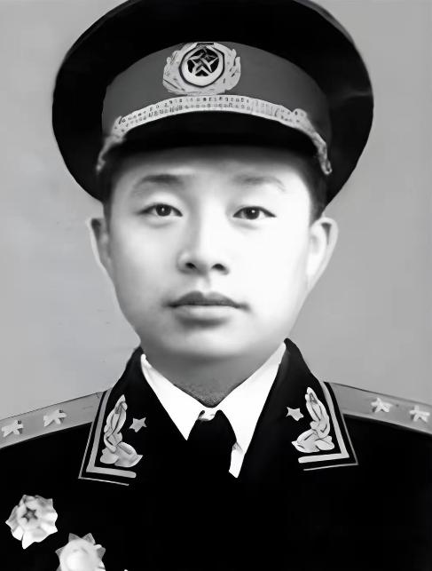 1955年授衔时，他才38岁，朱德元帅见到他，笑着拍了拍他的肩膀：小鬼，你也当上