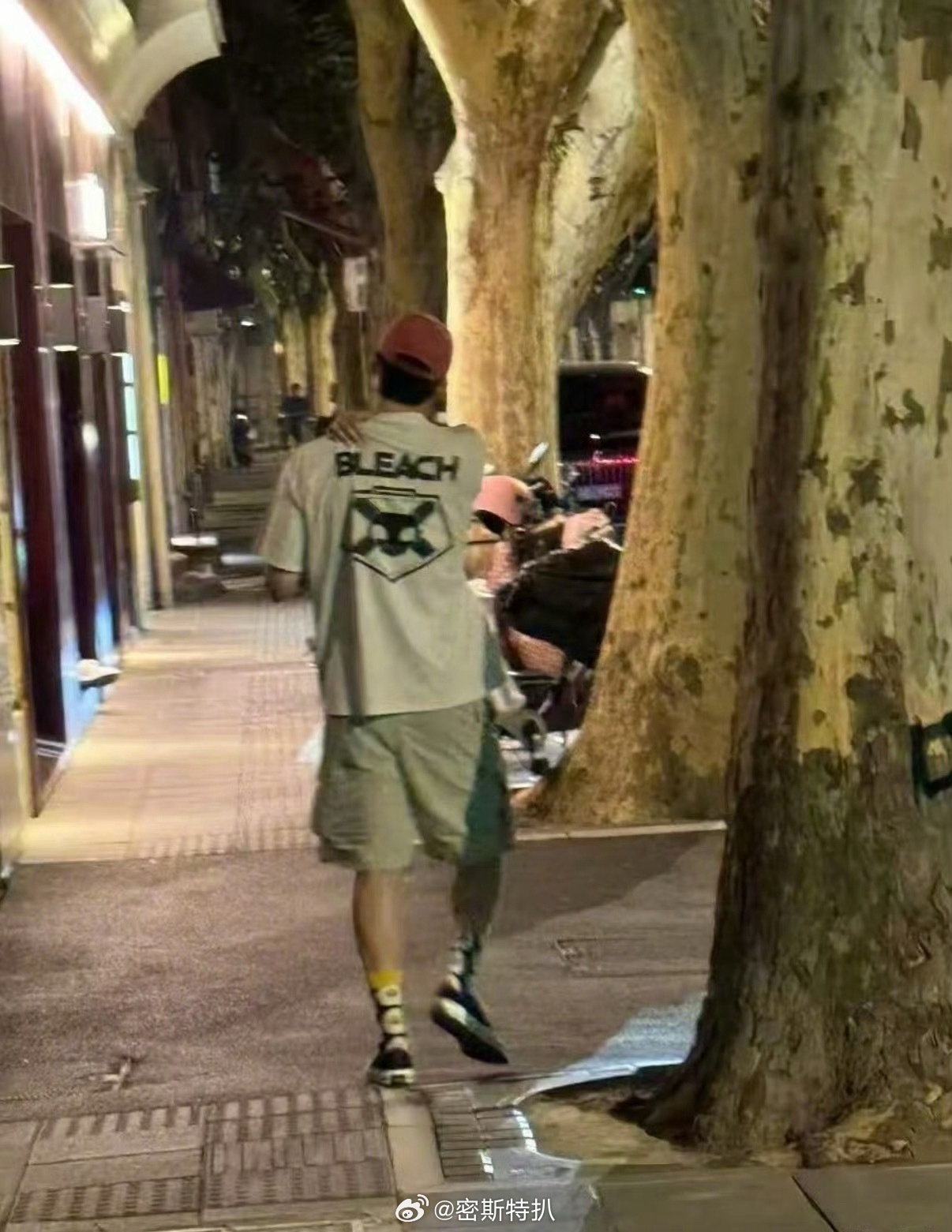 网友偶遇黄景瑜夜晚散步，哥一个人可得小心点啊 前妻看到又蹭过去了[捂嘴哭][捂嘴