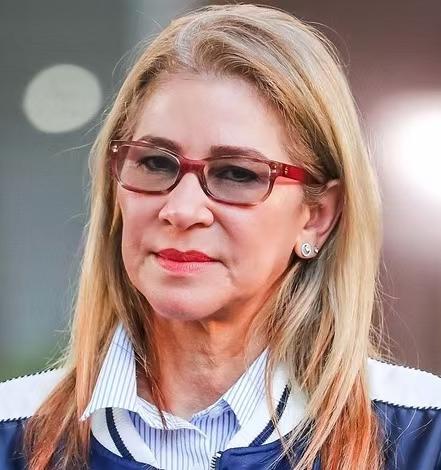 原来这位跟老公在被窝被抓走的女人也不简单，弗洛雷斯比马杜罗大9岁，说是他的“引路