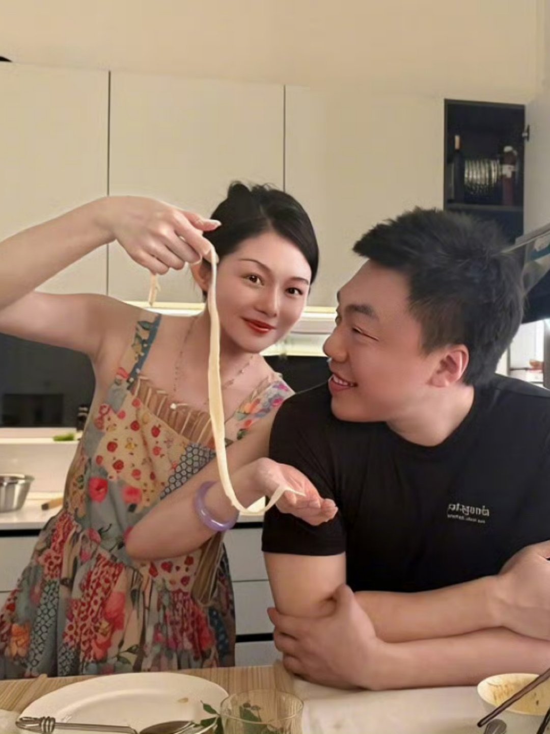 于正 晚晚 于正出现在晚晚和其丈夫林瀚家中，发文和儿童们一起过一个快乐的儿童节！