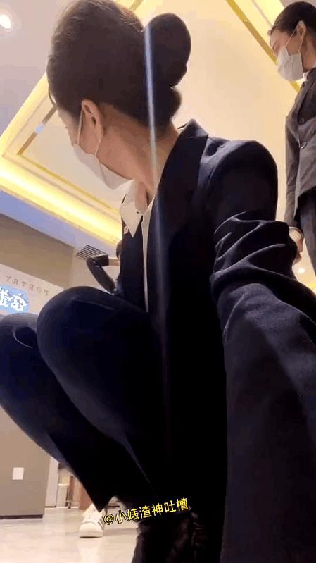 这年头，很多人做梦都想站在聚光灯下的C位。
可真当机会砸头上，站上去的那一刻，那