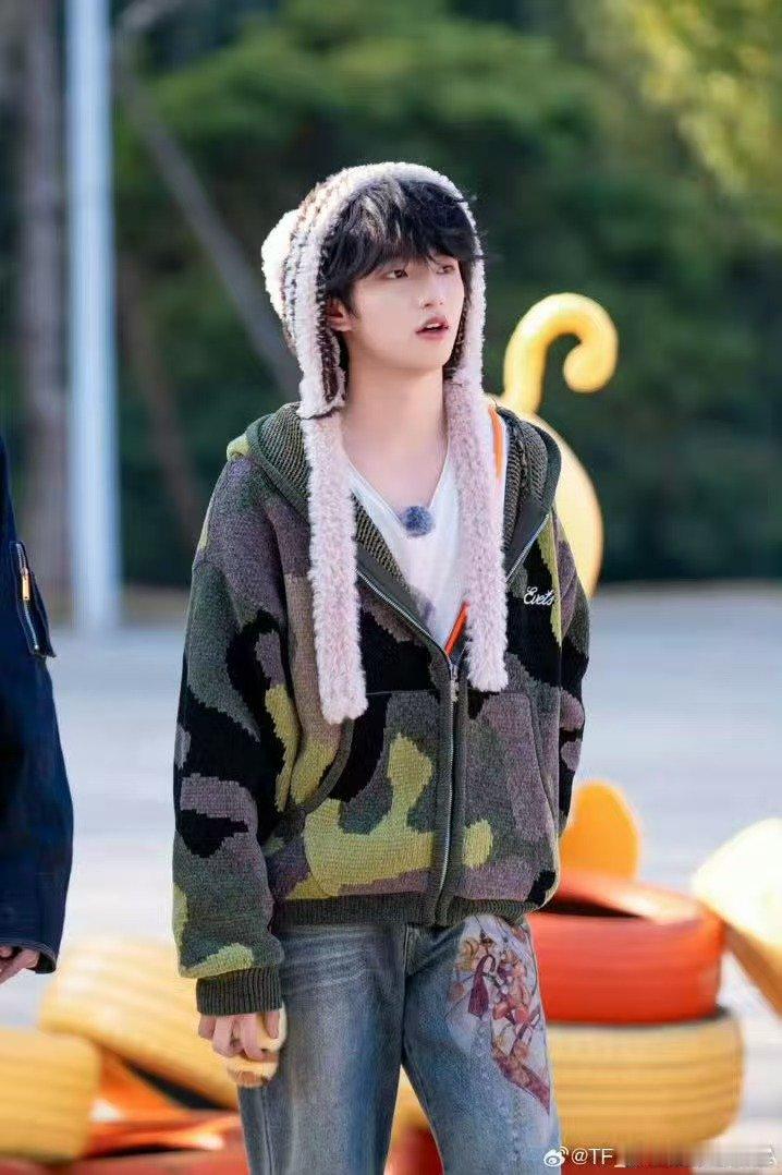 穆祉丞说bee疯糖不杀青周五晚高疯看着穆祉丞认真模样说出“bee疯糖不杀青”，就