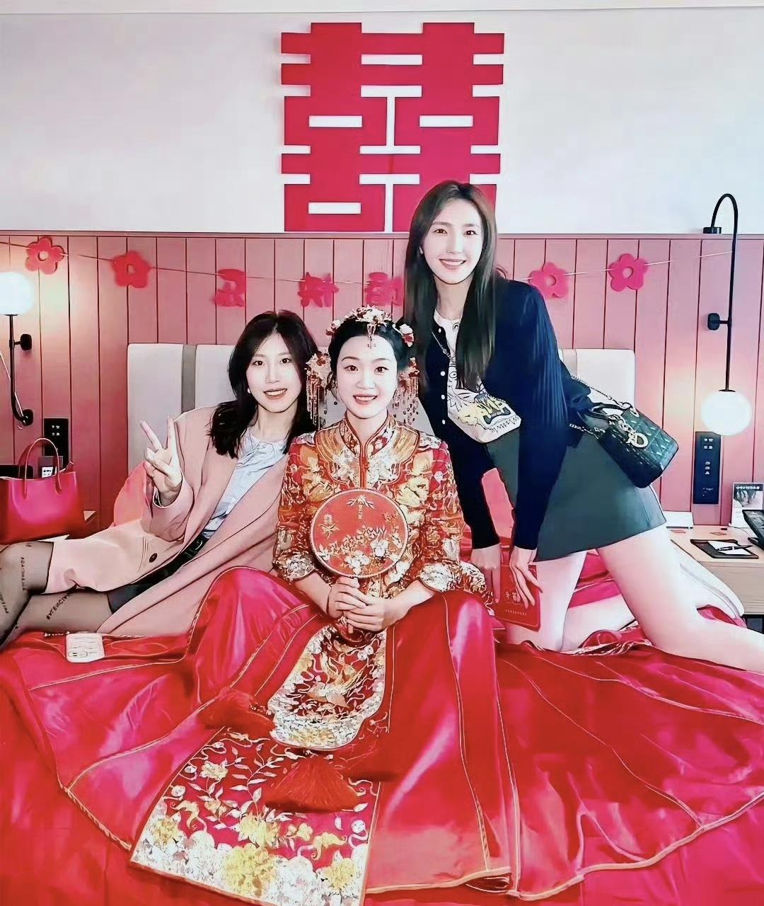 好闺蜜这哪是来给新娘子捧场的啊，分明是来砸场子！任谁看了都得犯迷糊。超短裙大长腿