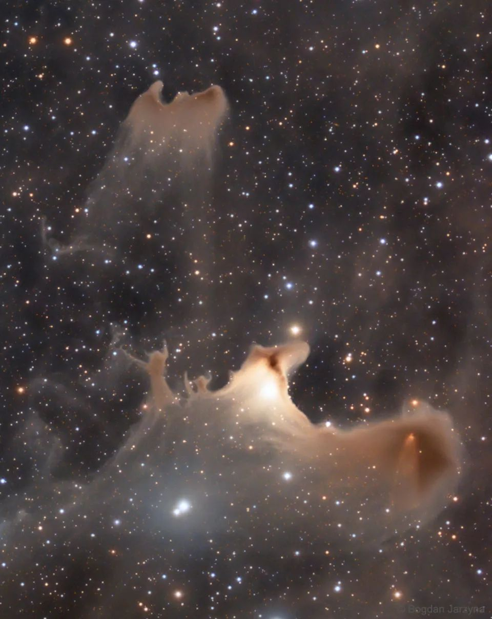 这片星云的名字叫做VdB 141，或者Sh2-136，通常被称为幽灵星云。它是一