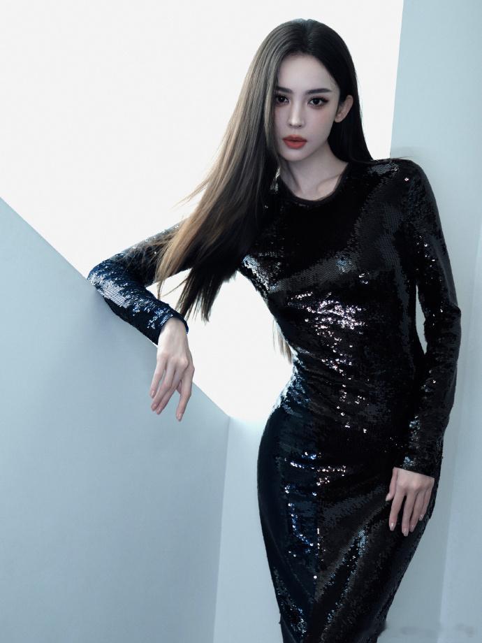 娜扎这个身材曲线娜扎的身材，谁能不羡慕呢？隔着屏幕都能够感受到姐姐是多么的自律，