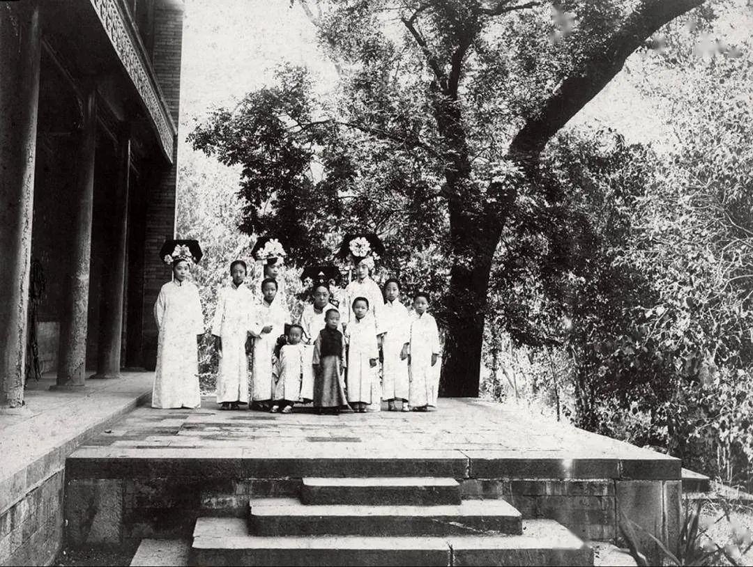 1922-1924年期间，端康皇太妃和婉蓉、文绣等人在御花园合影。
坐在中间的是