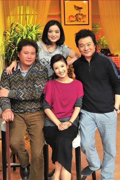 左边这三位我知道是谁，戴玉强，春妮，白雪，右边穿黑衣服的是谁呢？ #明星们的旧照