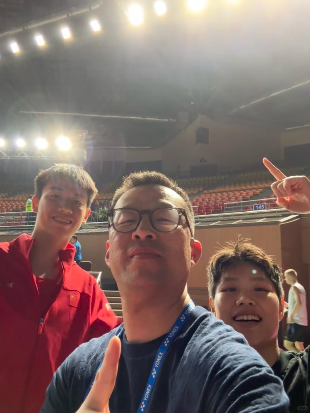 冯彦哲黄东萍世锦赛决赛后和路人的合照。银牌也是非常珍贵的，银牌也要开心的笑。永远