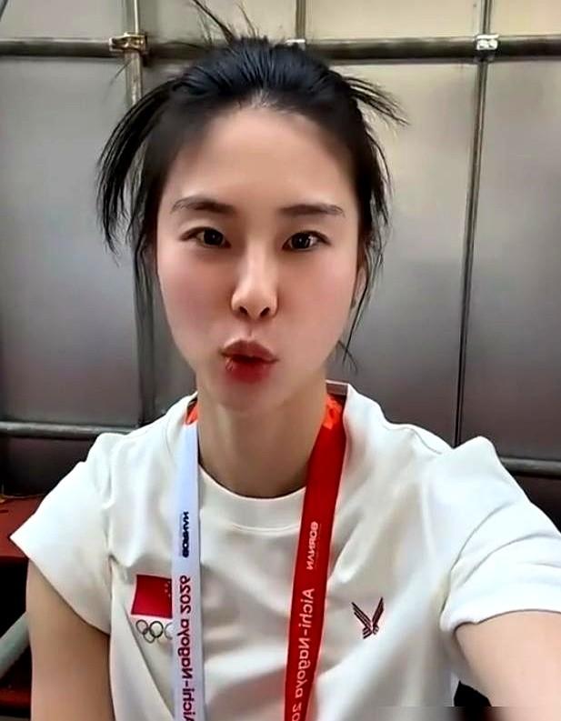 右脚踝折成90度，三条韧带一断一裂，换普通人连站都站不起来。

王思雨没退。她把