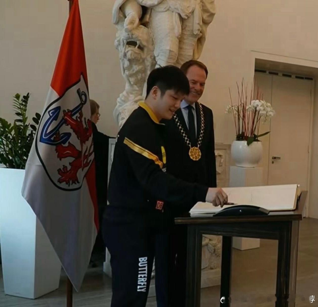樊振东杜塞尔多夫城市金册留名杜塞尔多夫市政厅，迎来历史性一刻！樊振东在象征城市最