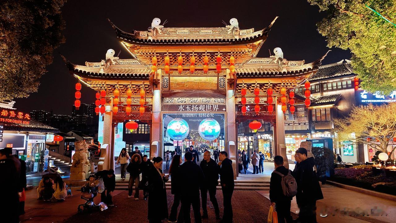 来无锡之前，就总听人说“一条南长街，半部无锡史”。直到亲眼见了这里的夜色，才明白