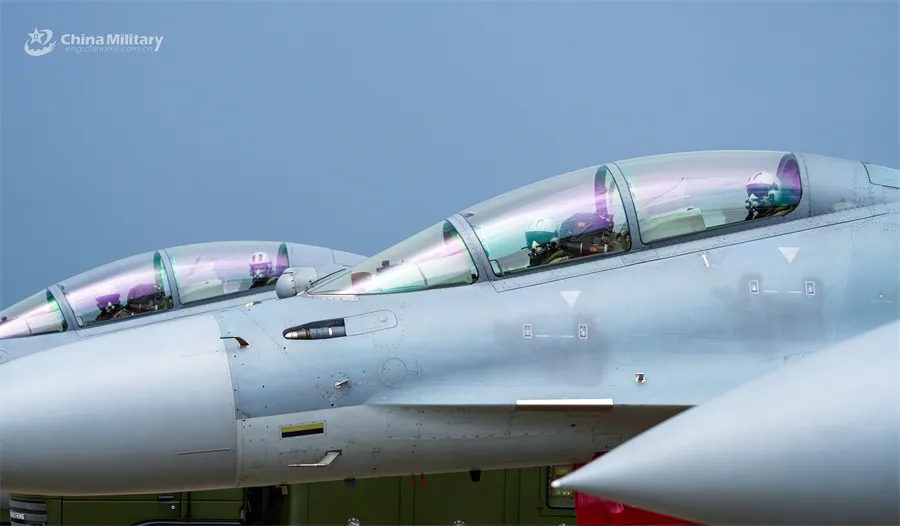南部战区空军航空兵某旅在复杂气象条件下开展飞行训练，锤炼部队实战能力。图为飞行员