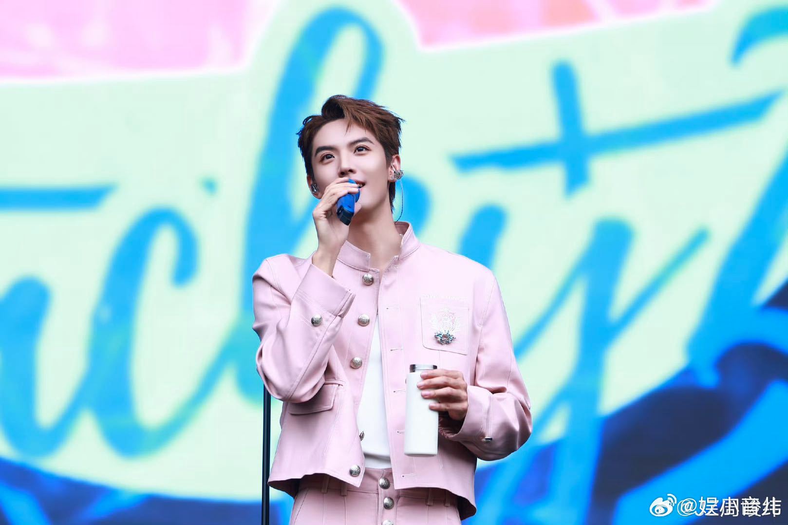 周峻纬宠粉这一块周峻纬宠粉真的太实在了！生日快到了，心里想的全是怎么回馈粉丝，先