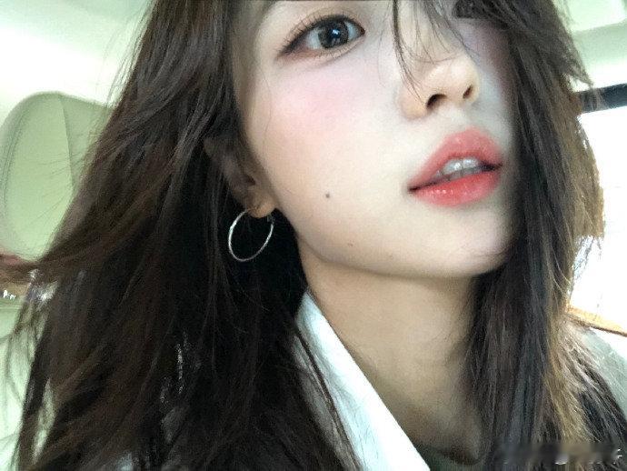 孙千古早味自拍孙千的痣好性感 ​​​孙千车内高曝光自拍好美，古早味好浓 ​​​