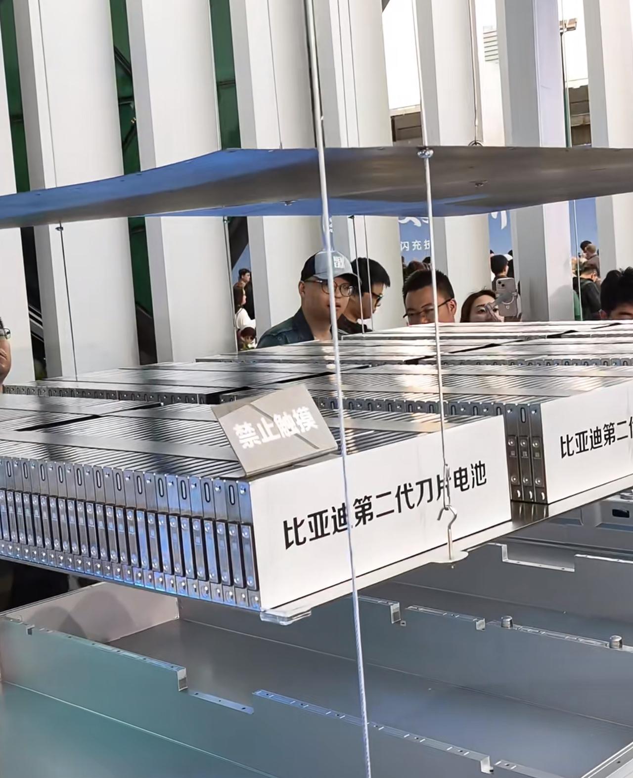 硬核闪充技术树立行业新标杆！常温5分钟充至70%、9分钟充饱，零下30℃仅多3分