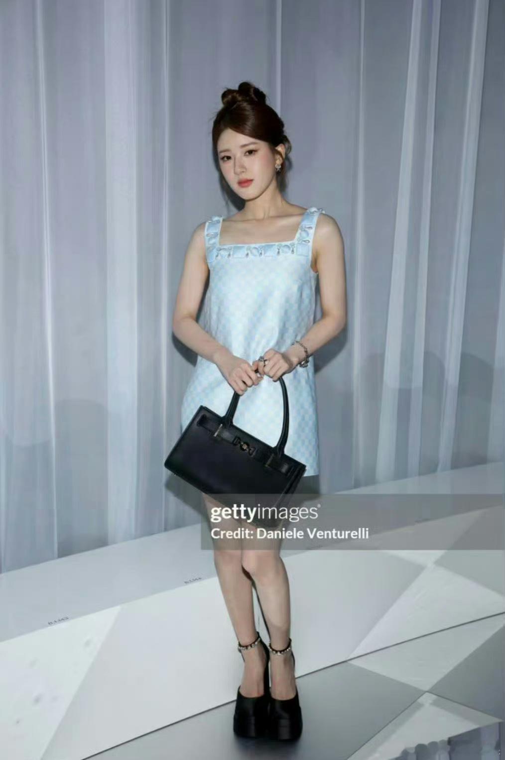 赵露思这身材比例怎么可以这么奇怪，这是标准的五五分吗？ ​​​