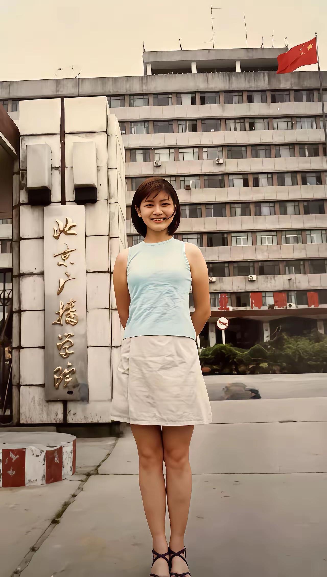 这是上世纪八九十年代一位著名主持人在她就读学校的留影。
虽然过去了很多年，在今天