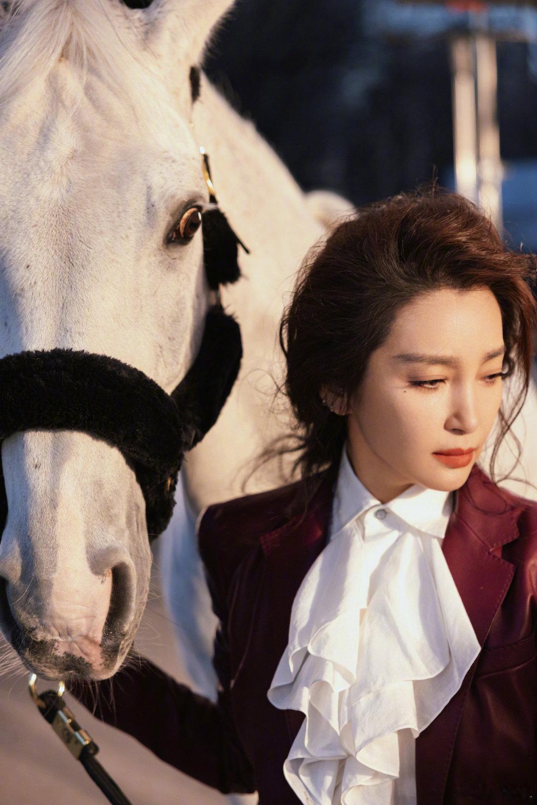 优雅与性感，你会怎么选成熟美人李冰冰新年穿搭写真