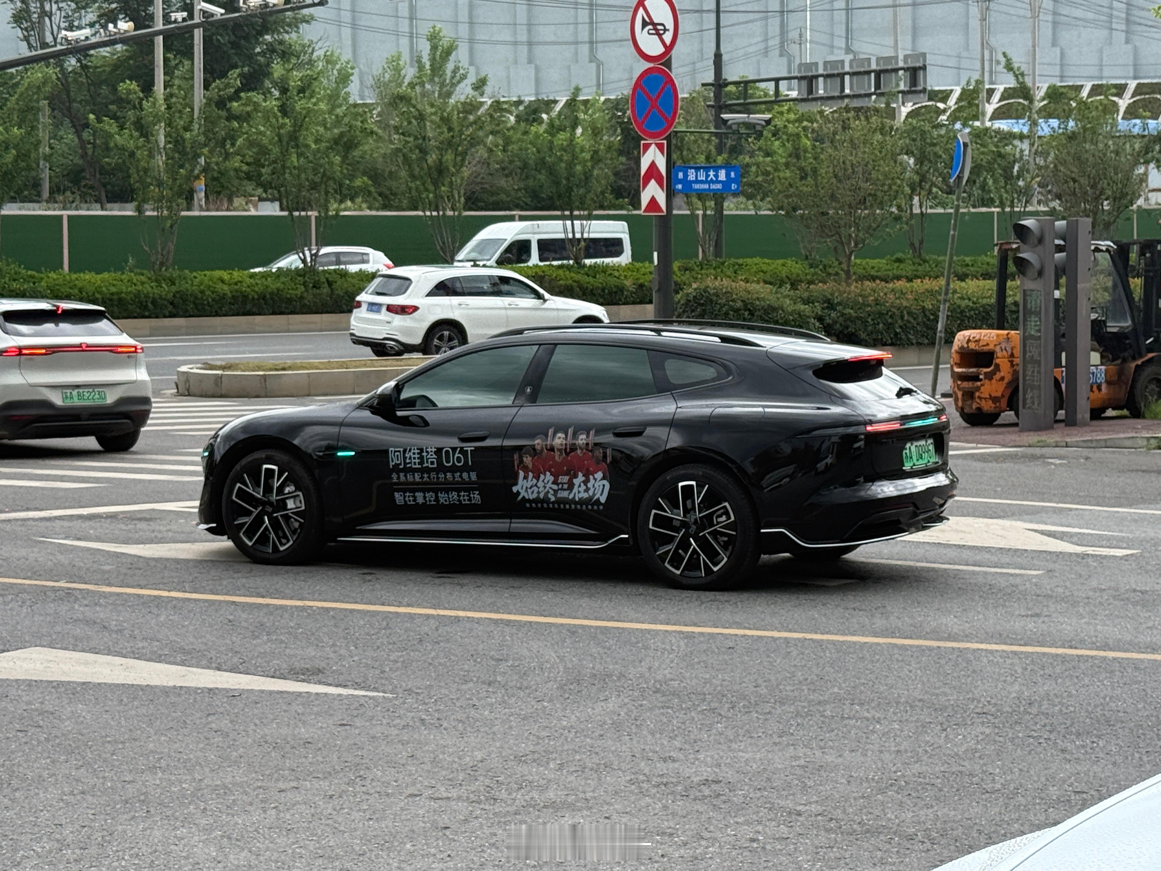 这两年国产旅行车真的爆发式增长比如图中的阿维塔06T 