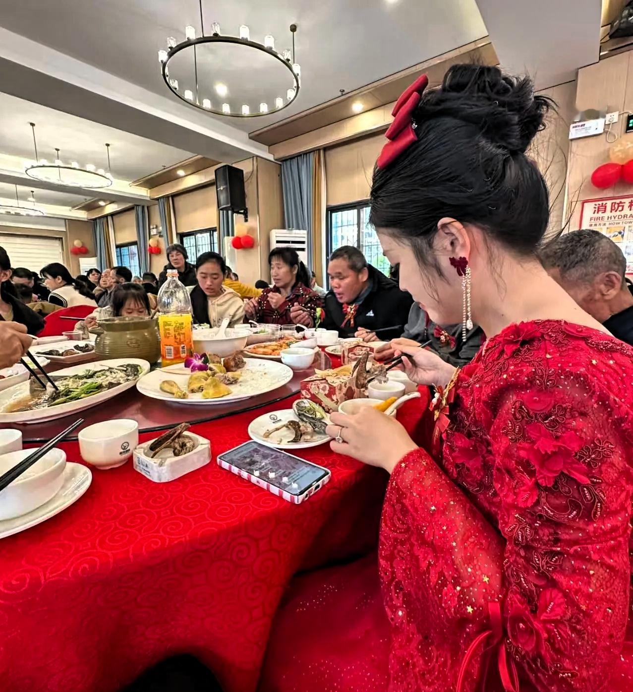 无锡这婚礼，简单到让人不敢信！五一在无锡参加婚礼，全程没迎宾、没司仪、没煽情，人