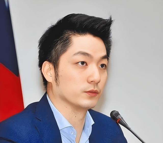 记者问蒋万安：你是台湾人还是中国人？蒋万安的回答出乎预料。他说：我是台湾人，是台