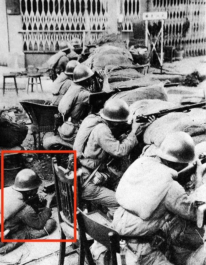 1937年8月驻扎在上海的日本陆战队士兵，正在工事前抵御我军的进攻。

可以看到