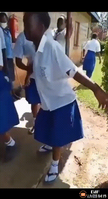 悲剧！肯尼亚的几名女学生因神秘疾病住院。报道称，大多数学生都瘫痪了，无法行走。
