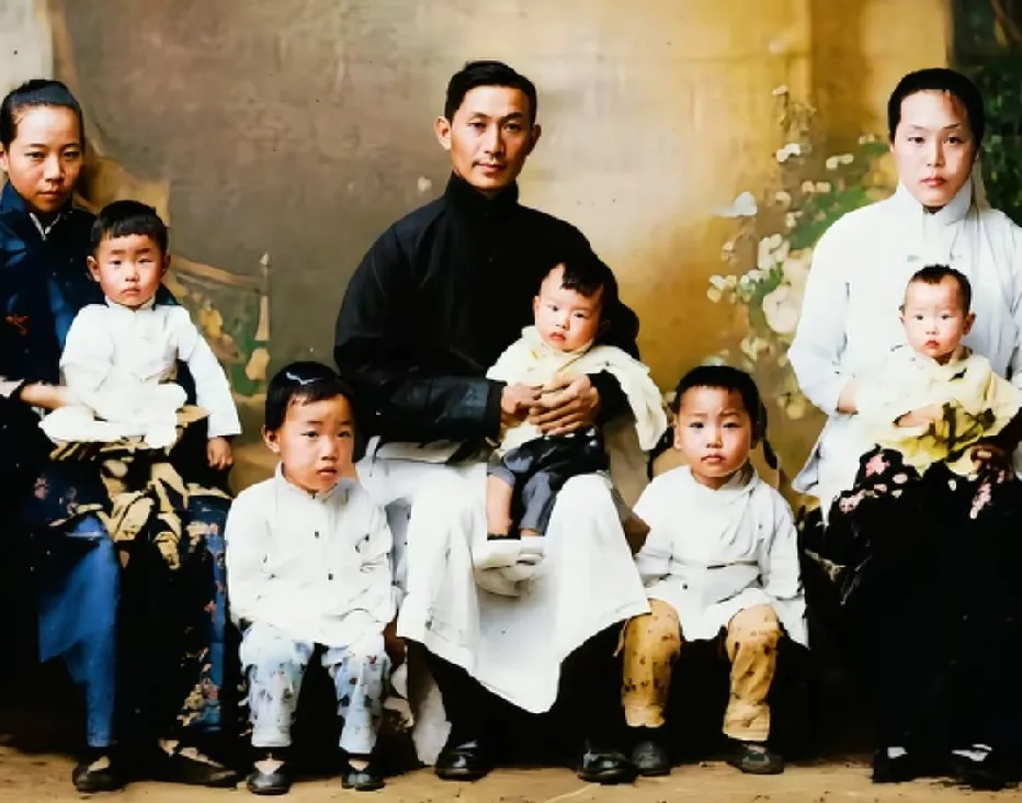 1915年，蔡鳄将军与两位夫人以及5个子女的一张留影，当时的他正被袁世凯软禁在北