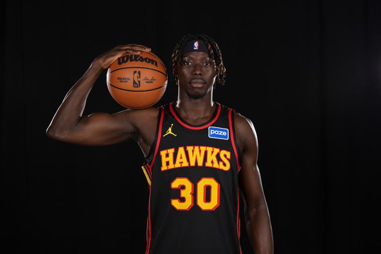 亚特兰大老鹰已裁掉双向合同前锋埃利·恩迪亚耶。
恩迪亚耶本赛季主要效力于老鹰下属