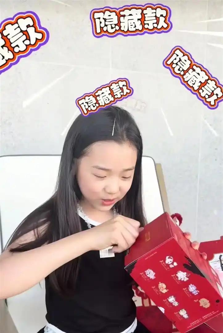 董璇9岁女儿超长美甲，遭网友质疑：指甲比手指还长。网友是不是太操心了 