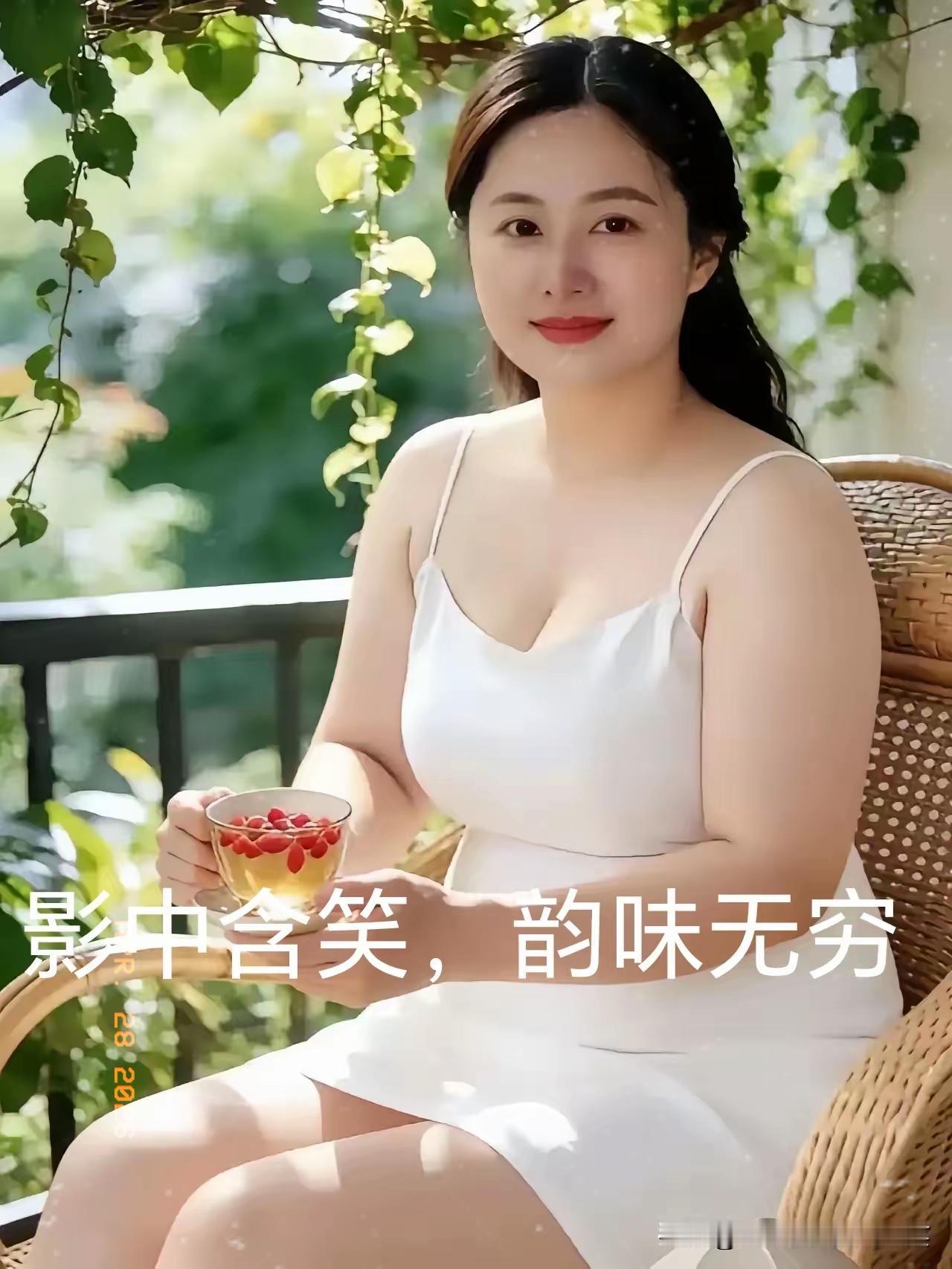打破刻板的颜值偏见，丰腴温润的女生，才是最有福气的人间绝色。
自带白白嫩嫩的好气