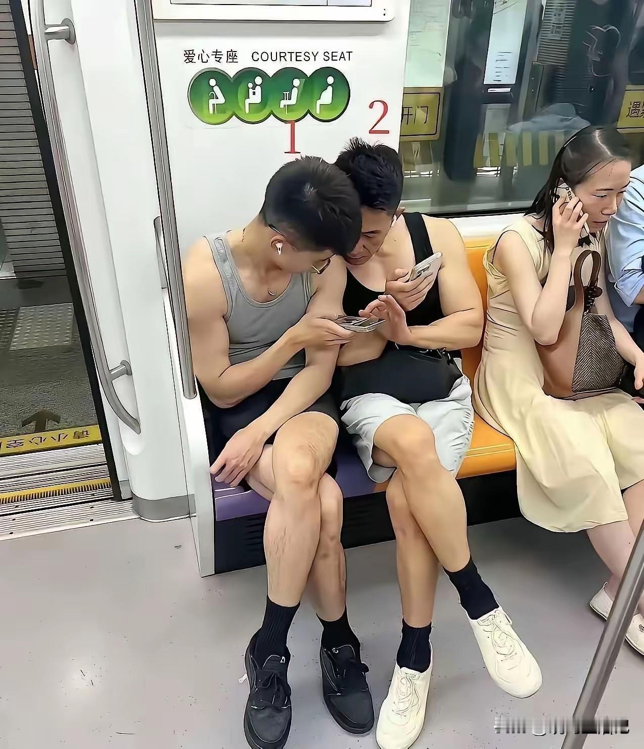 我猜这两位男子是早起晨跑的