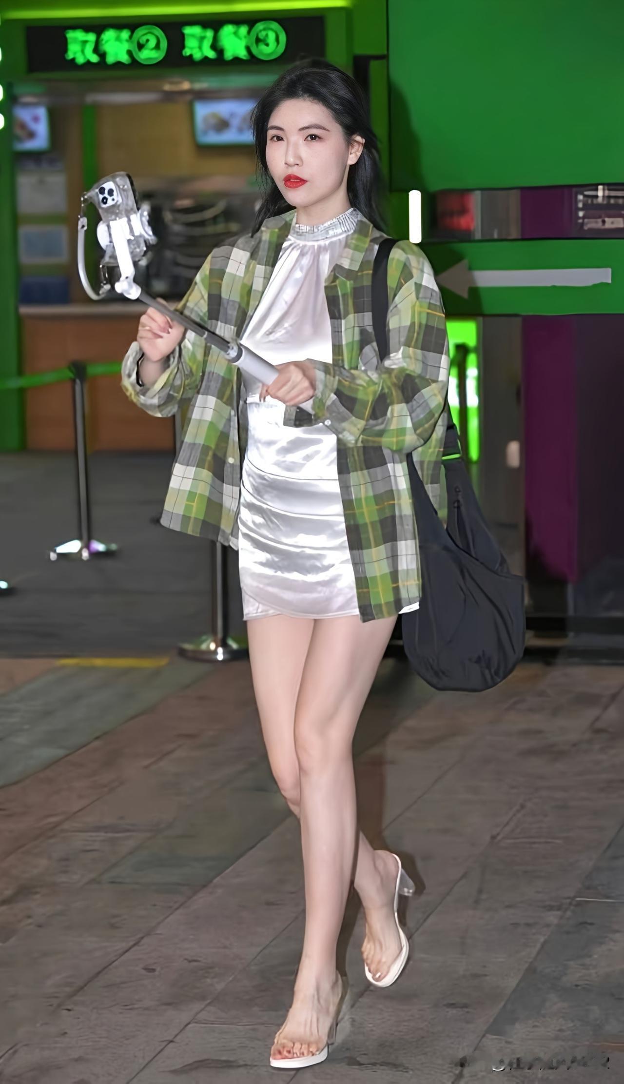 绿衣美人行   镜中映芳姿