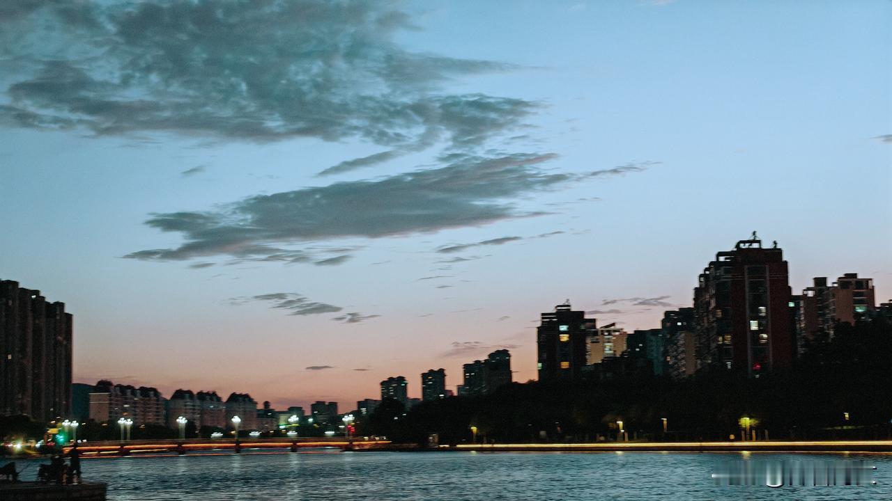 《七律·抱龙河畔夜吟》
抱龙河畔夜初晴，水漾霓虹共月明。
十里灯花摇碎玉，一川星