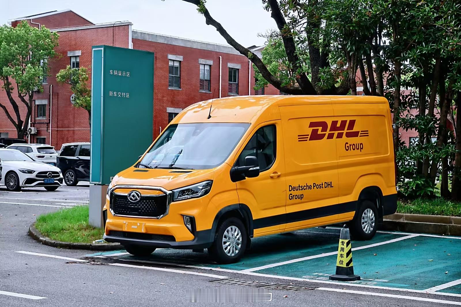 军工路2500号院子里的DHL涂装大通新途v90 ，不确定是出口车还是用来做国内