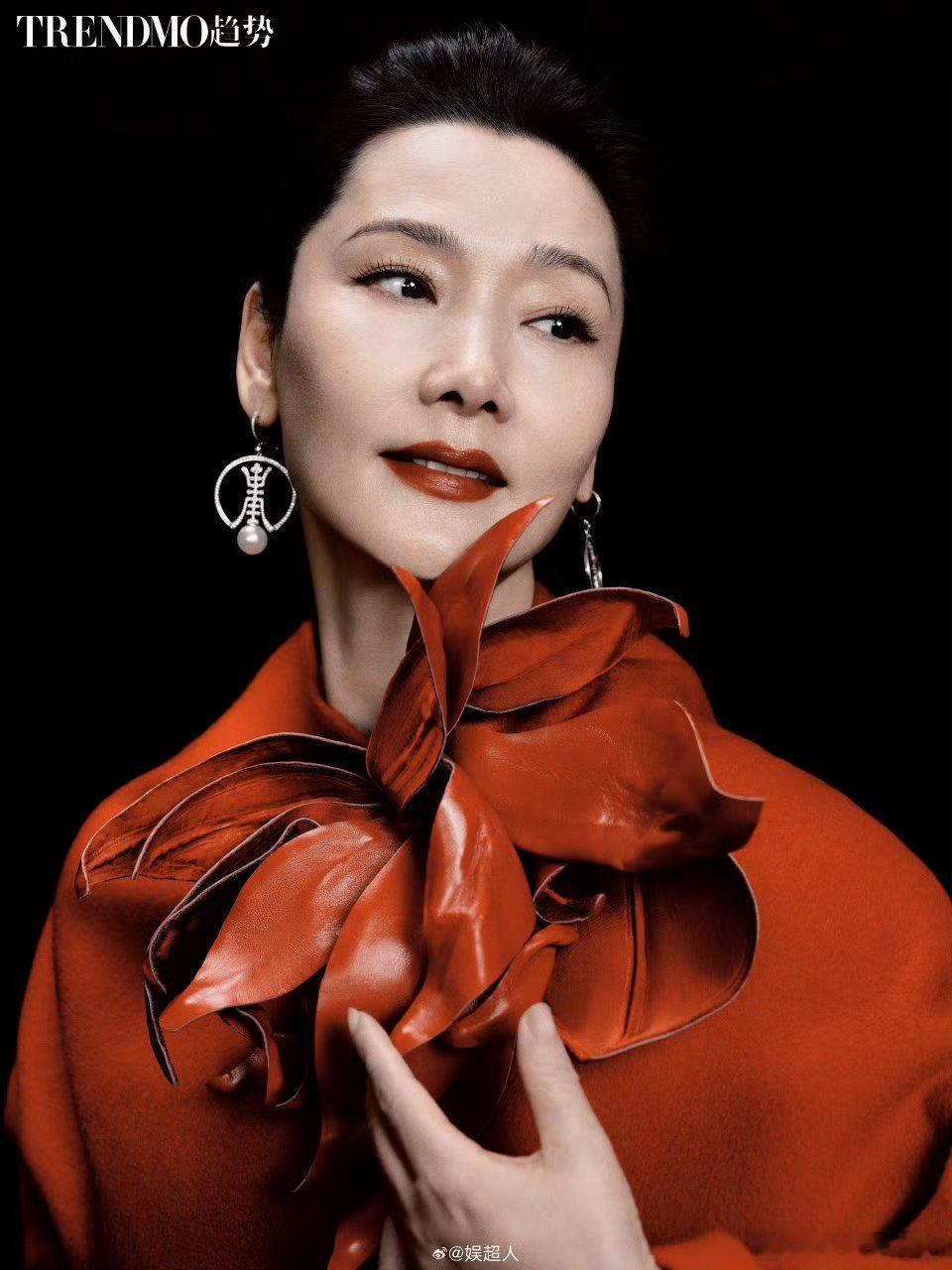 何赛飞登趋势杂志开年刊  何赛飞登上趋势杂志，镜头前的她，既复古又明媚，东方美学