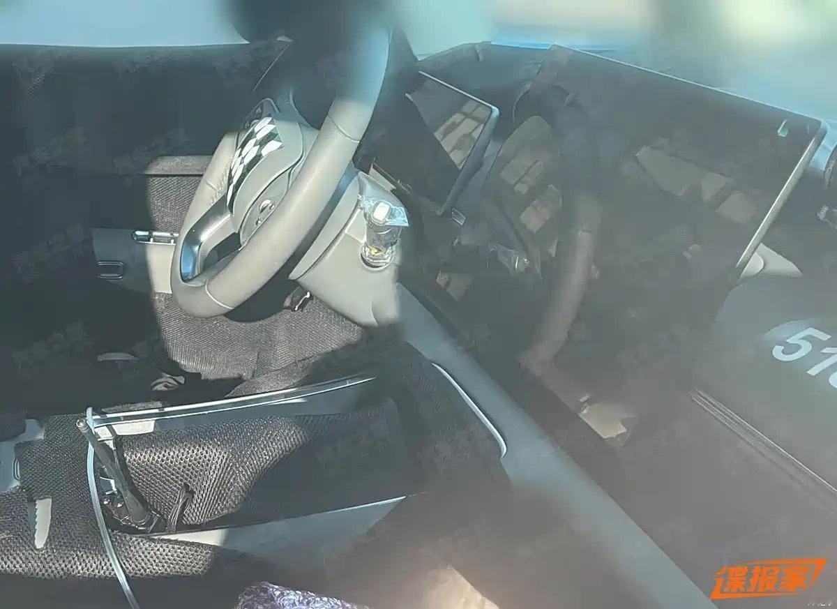 零跑D99内饰谍照曝光 