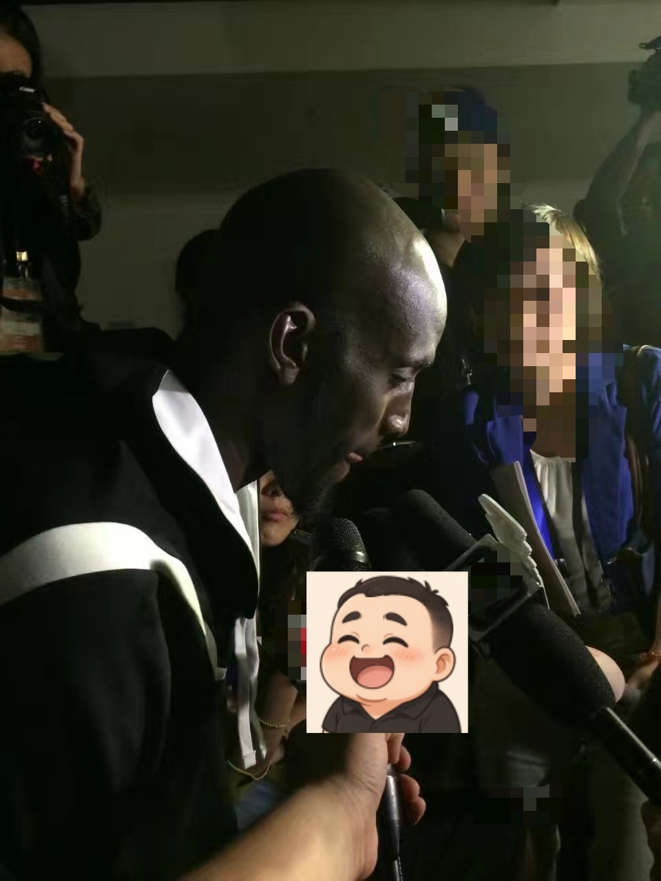 这是我短暂记者生涯里唯一一次不职业地边采访边偷偷拍照。老头已经50了，迟到的祝福