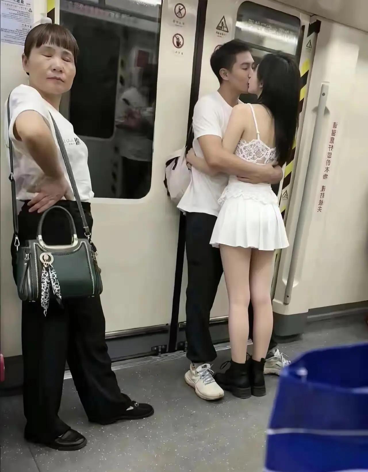 地铁这幕太真实：小情侣吻得旁若无人，白裙蕾丝配紧拥的臂弯，把浪漫焊在车门边。
