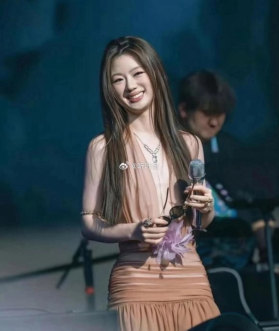 单依纯的唇形，不做唇模可惜了 