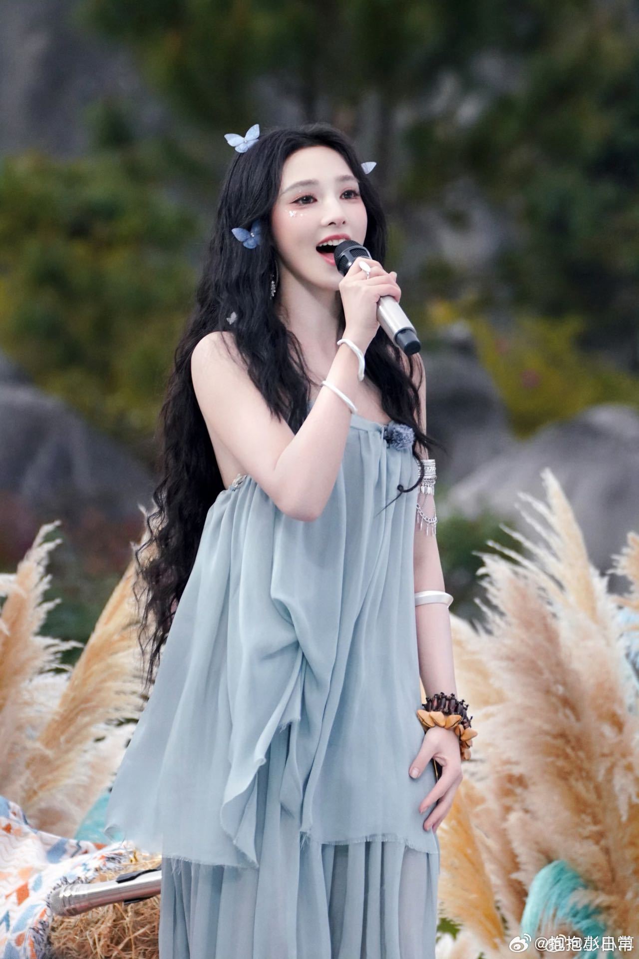 彭小苒蝴蝶仙子具像化 彭小苒的蝴蝶造型堪称封神！自带柔光滤镜的美貌，搭配仙气飘飘