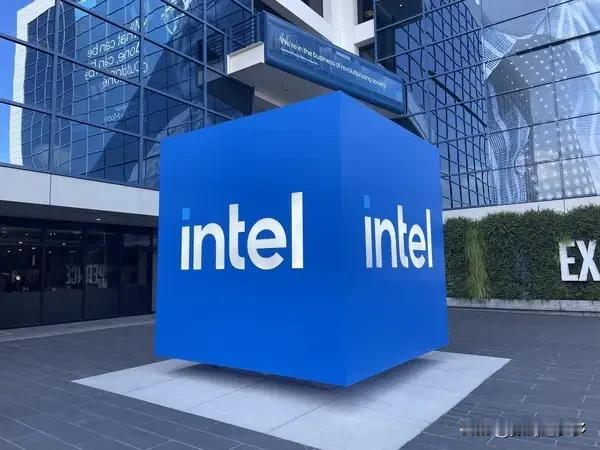 据外媒报道，在英特尔芯片淡出苹果Mac产品线3年多之后，去年年底传出了这两家公司